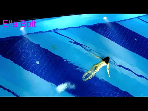 ❤️ Nu mă pot opri din privit, tânără blondă surprinsă înotând goală în piscina stațiunii ELLA BOLT ️  at ro.camporner.top ☑